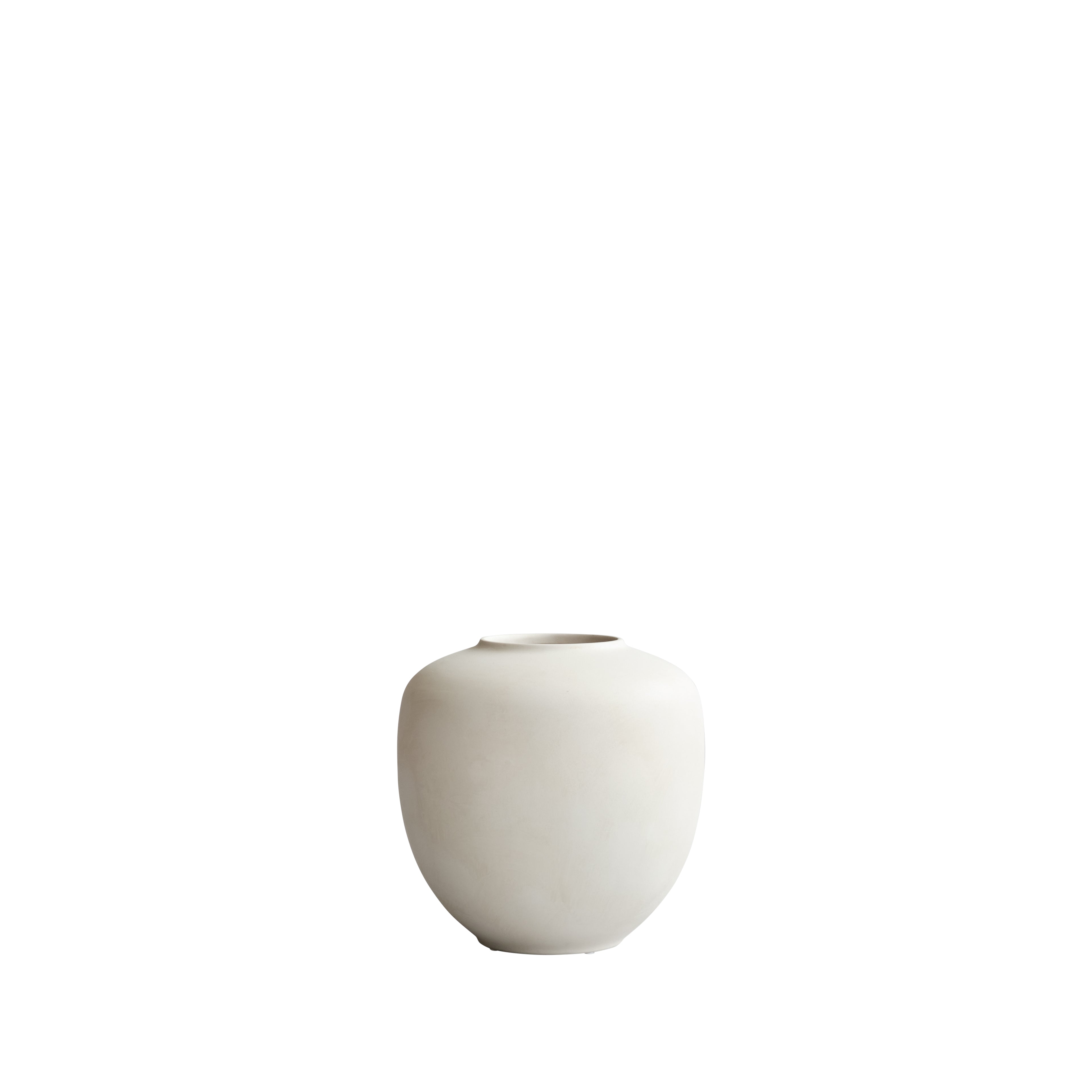 Sunao Vase, Mini in Birch finish, presenting a textured, off-white surface with a compact, round design on a black background.