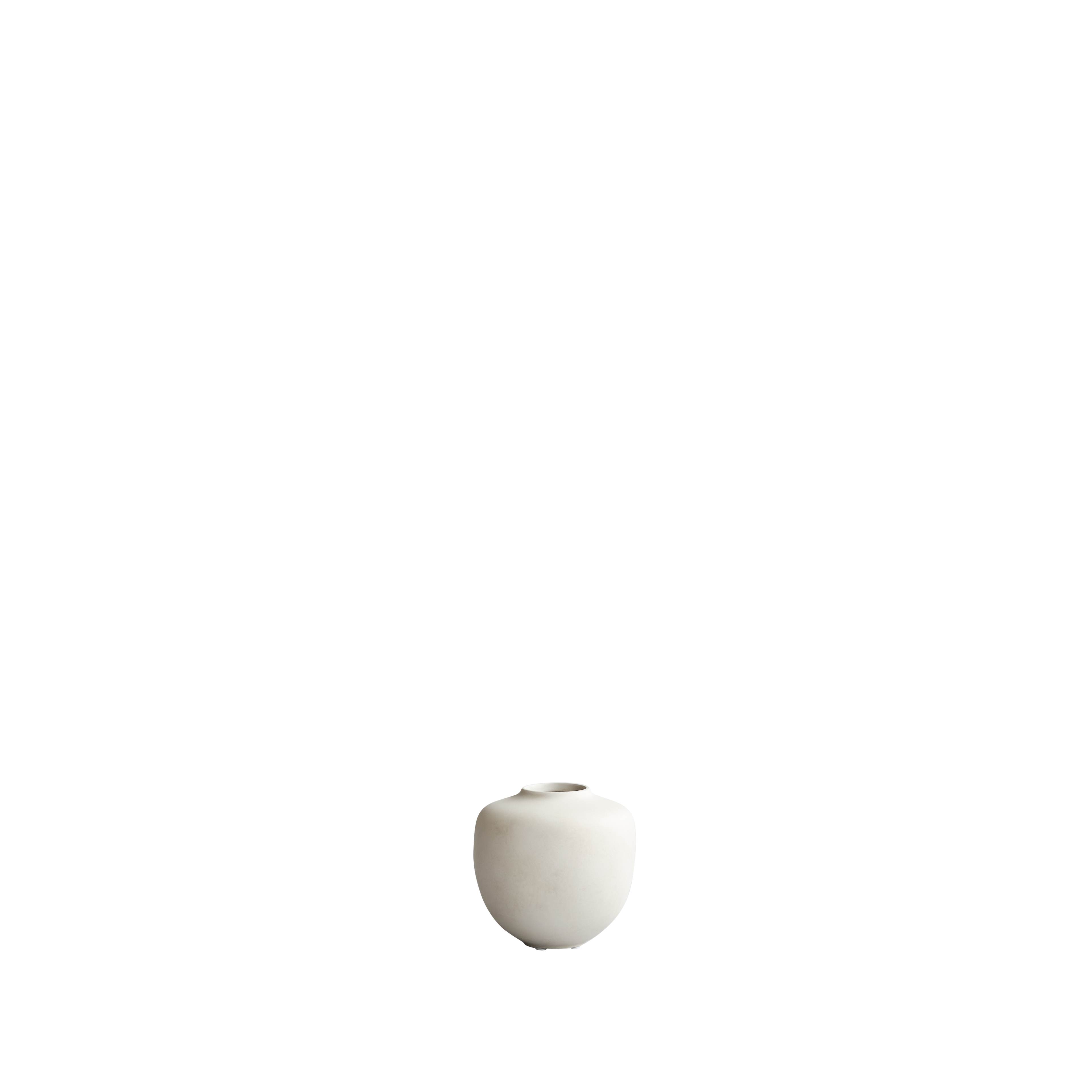 Sunao Vase, Petit in Birch finish, presenting a textured, off-white surface with a compact, round design on a black background.